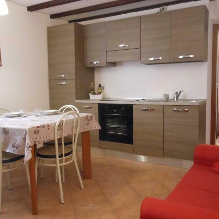 Il Vecchio Cortile Apartment แมนเดลโล เดล ลาริโอ ภายนอก รูปภาพ