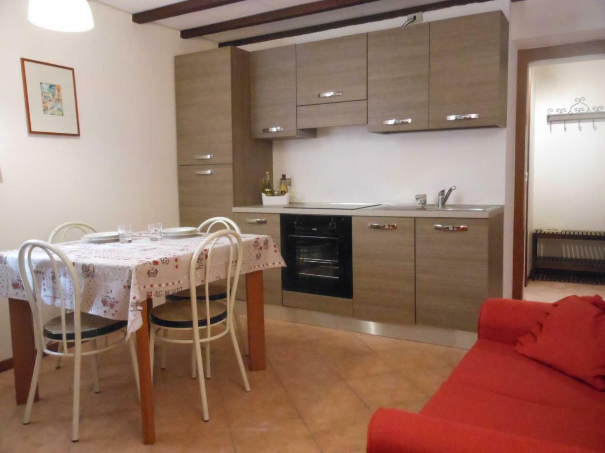 Il Vecchio Cortile Apartment แมนเดลโล เดล ลาริโอ ภายนอก รูปภาพ
