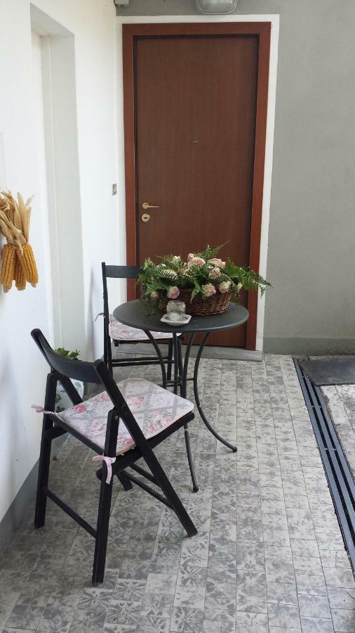 Il Vecchio Cortile Apartment แมนเดลโล เดล ลาริโอ ภายนอก รูปภาพ