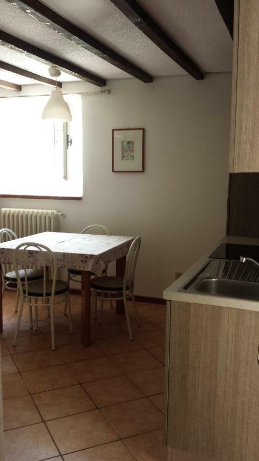 Il Vecchio Cortile Apartment แมนเดลโล เดล ลาริโอ ภายนอก รูปภาพ